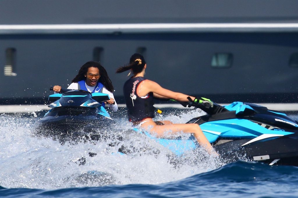 Kendall-Jenner-Sexy-Upskirt-STARS-com-4