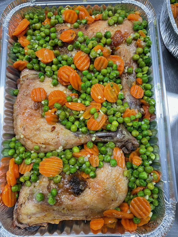 Porción de Pollo Asado con Guisantes y Zanahorias