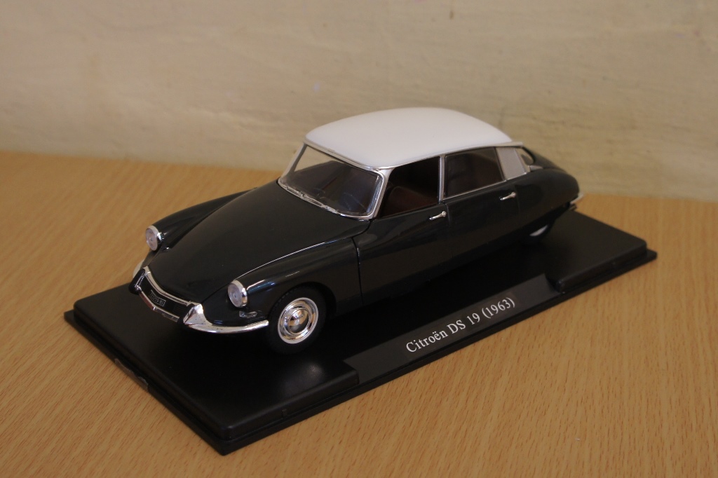 vitrines  de miniatures - Page 11 Fabbri-Citroen-DS-2