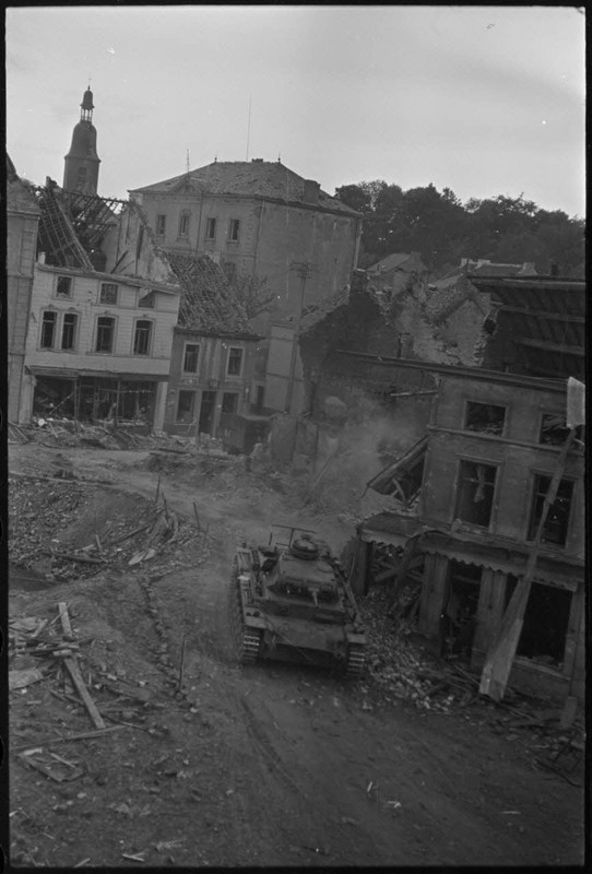 A Perwez en Brabant (Belgique), à l'issue de la bataille de France, un blindé Panzer-III de la 4e di