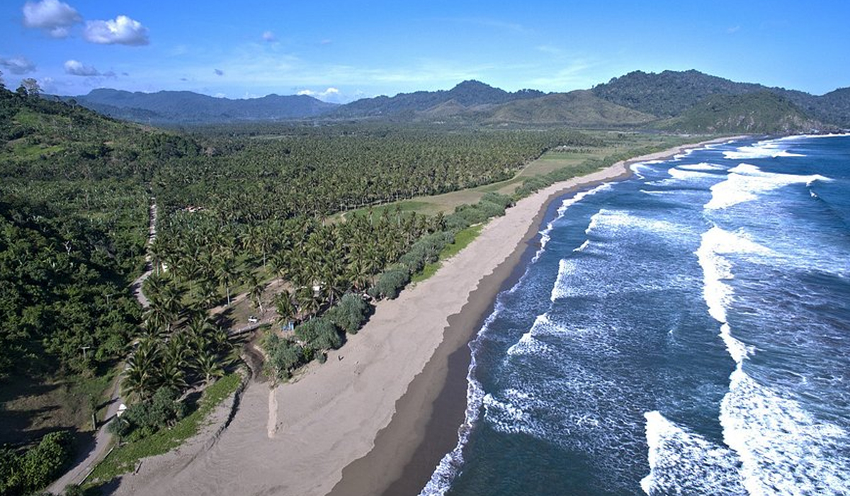 Menelusuri Keindahan Pantai Rajegwesi Dengan Suasana yang Sangat Tenang