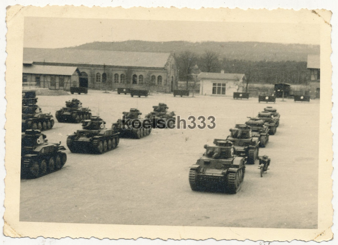 Foto Panzer 38(t) der Wehrmacht auf einem Kasernenhof (2)