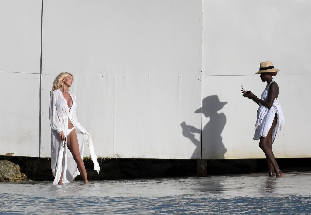 Victoria-Silvstedt-Sexy-upskirtstars-com-11