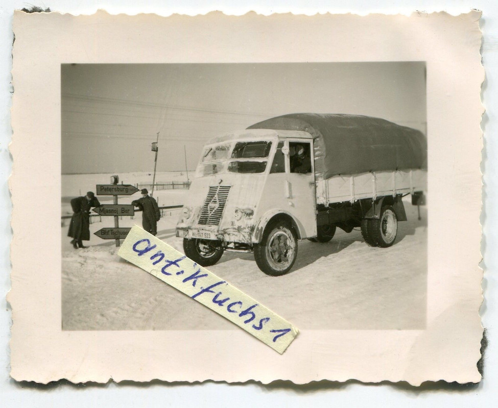 WH-Beute-LKW Typ Renault mit weißem Tarnanstrich