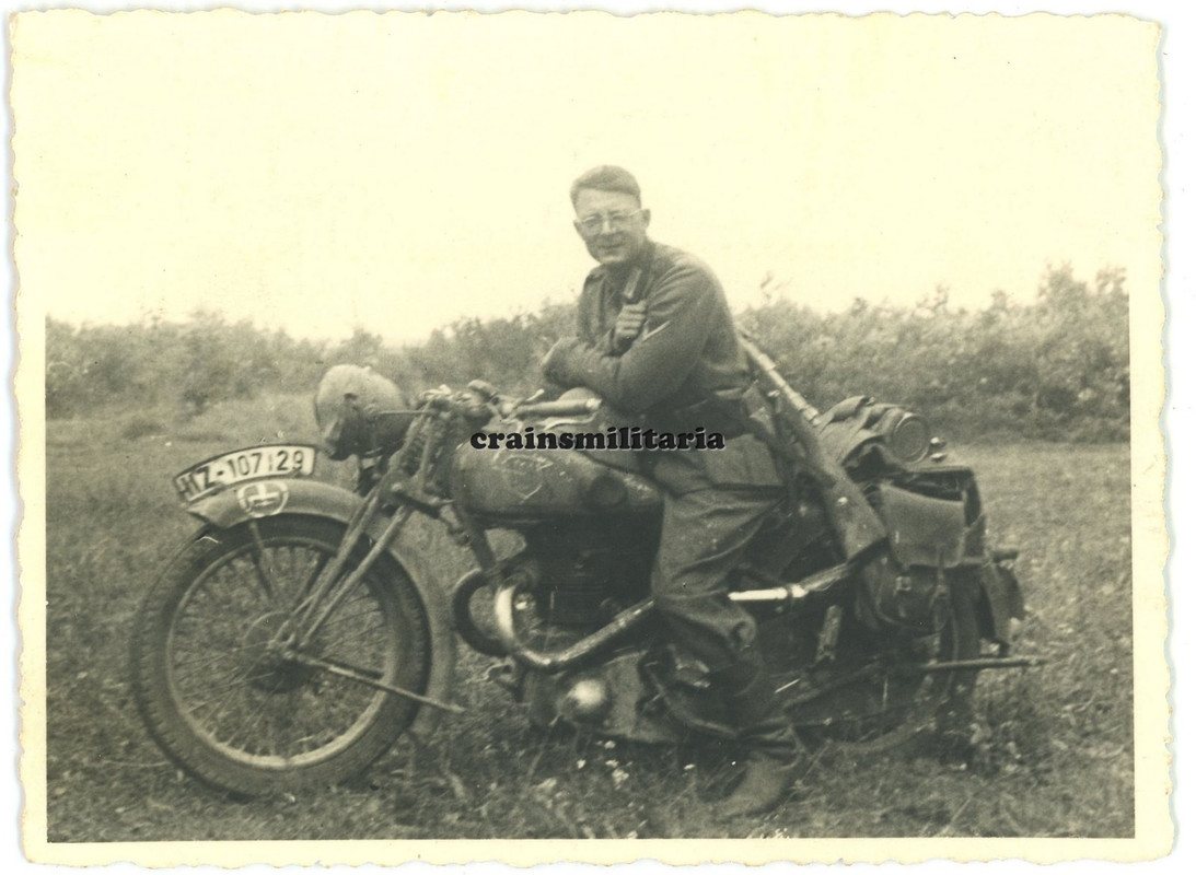 Orig. Foto Kradmelder Motorrad mit 268.ID Wappen in Russland 1941
