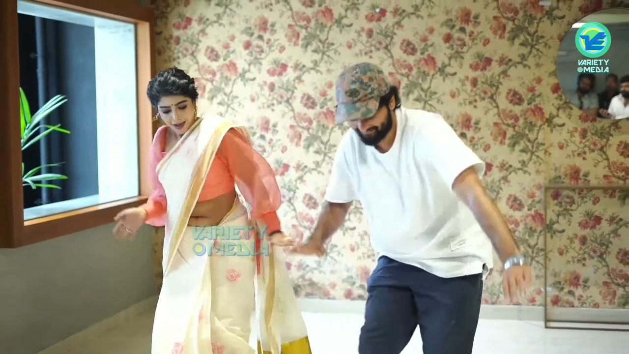 Pavithra Lakshmi Sexy Big Wide Navel in Saree from an event.mkv_snapshot_00.36.240