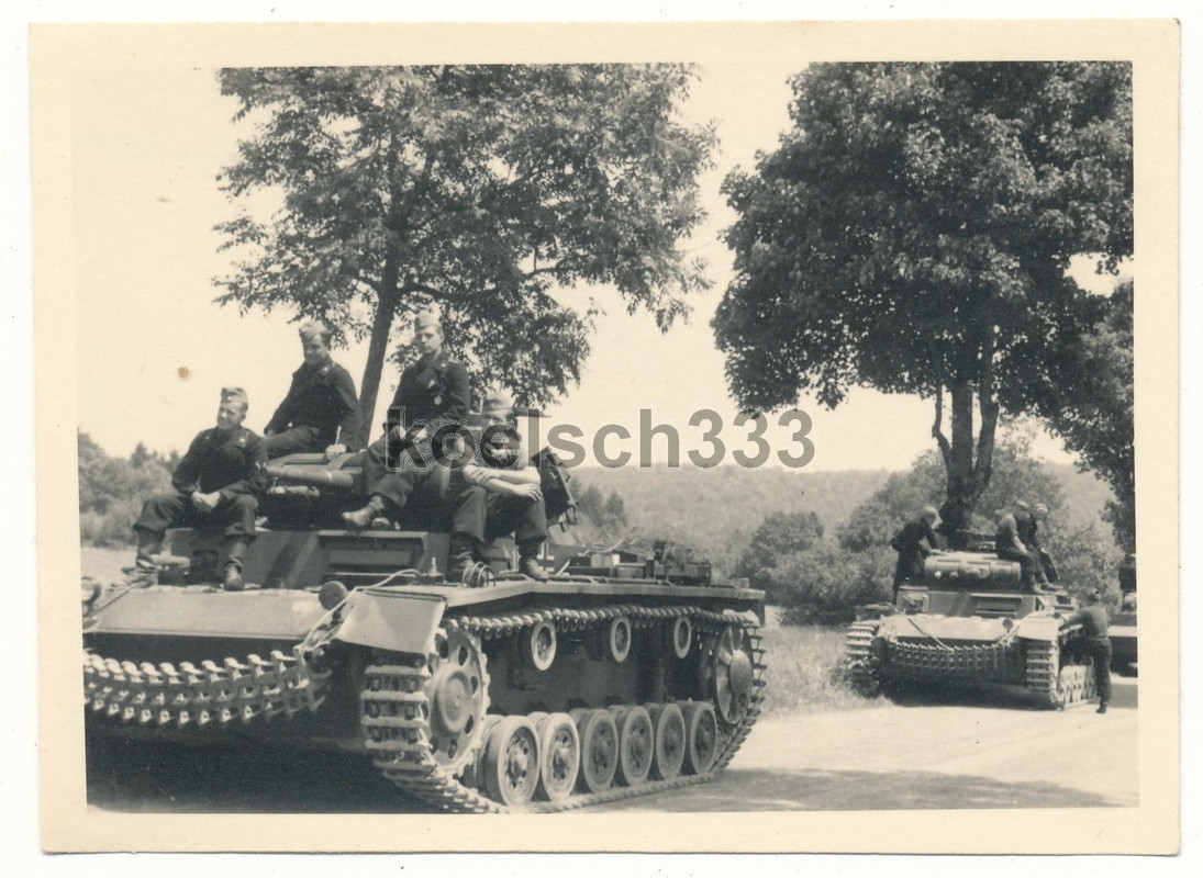 Foto Panzermänner auf Panzer III Kampfwagen an der Westfront in 