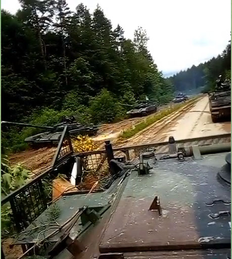 Ukrajn-nak-tadott-lengyel-T-72-M1-harckocsik-s-a-holland-YPR-765-AIFV-l-nctalpas-p-nc-losok-valahol.jpg