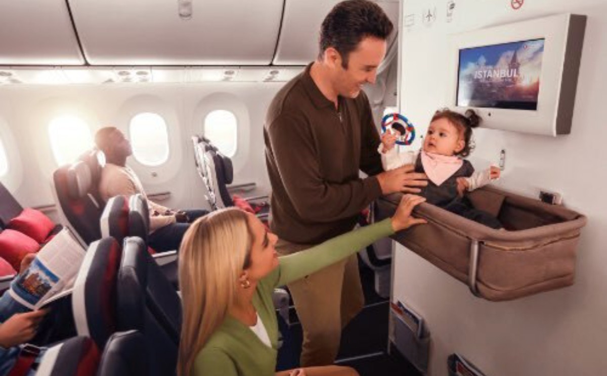 Подарки в самолете детям s7. Турецкие авиалинии дети. Турецкие авиалинии дети. S7 люлька для новорожденных в самолете. Авиашаттлы.