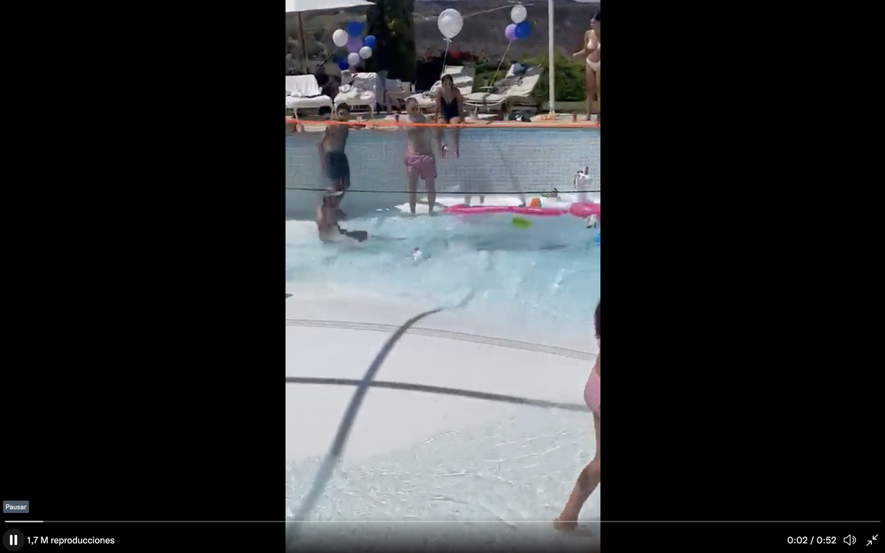 Se abre socavón en piscina y succiona a dos hombres; hay una víctima