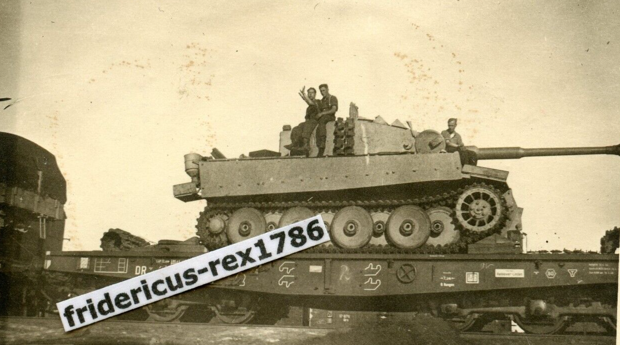 Foto 1. PzSpKp Rückzug 44 s Panzer PzKpfw VI Tiger 1 s.Pz.Abt. grüßen Bahntr