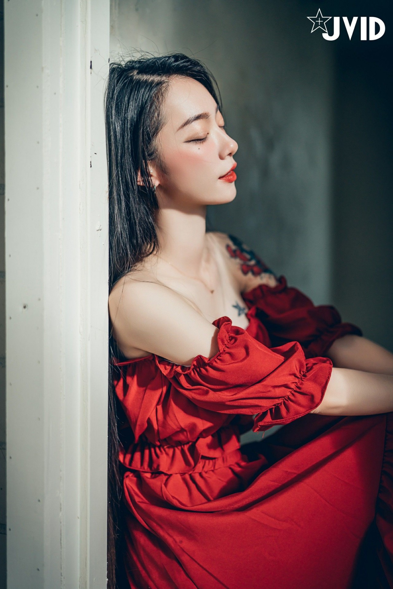 jvid 飄 飄《女神比基尼》美女写真，躺在浴缸场景，尽显性感姿态插图4