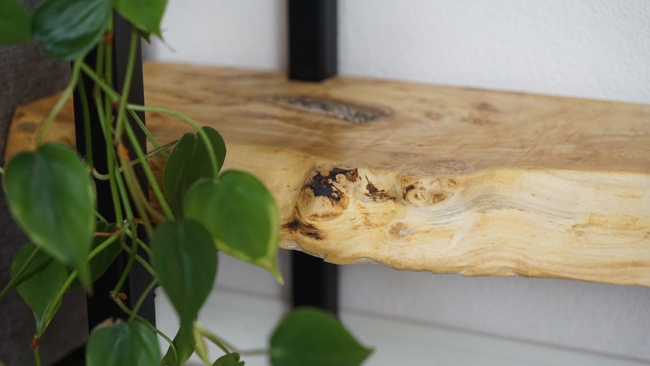 Maatwerk sidetable van massief hout en stalen frame