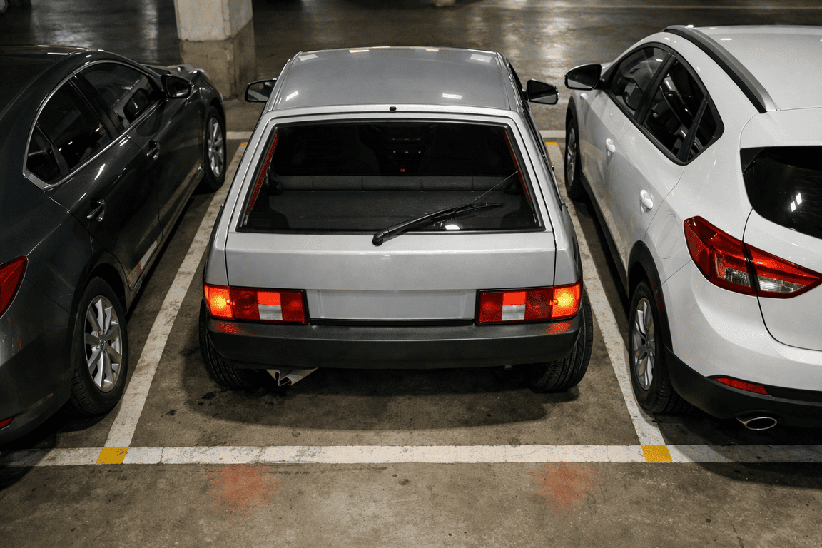 ВАЗ паркуется гаражом задним ходом между двумя машинами