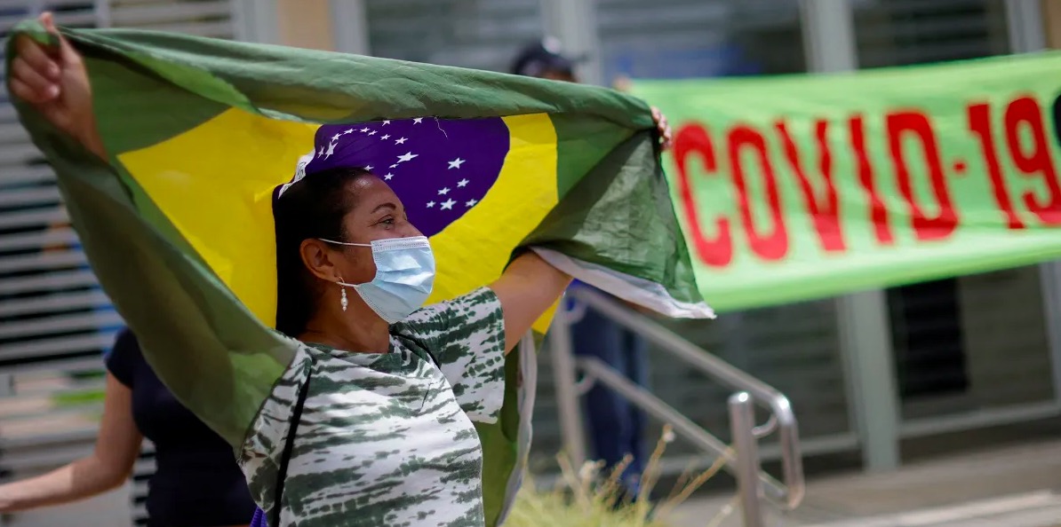 Indígena brasileño que cargó a su padre para llevarlo a vacunar se hace viral