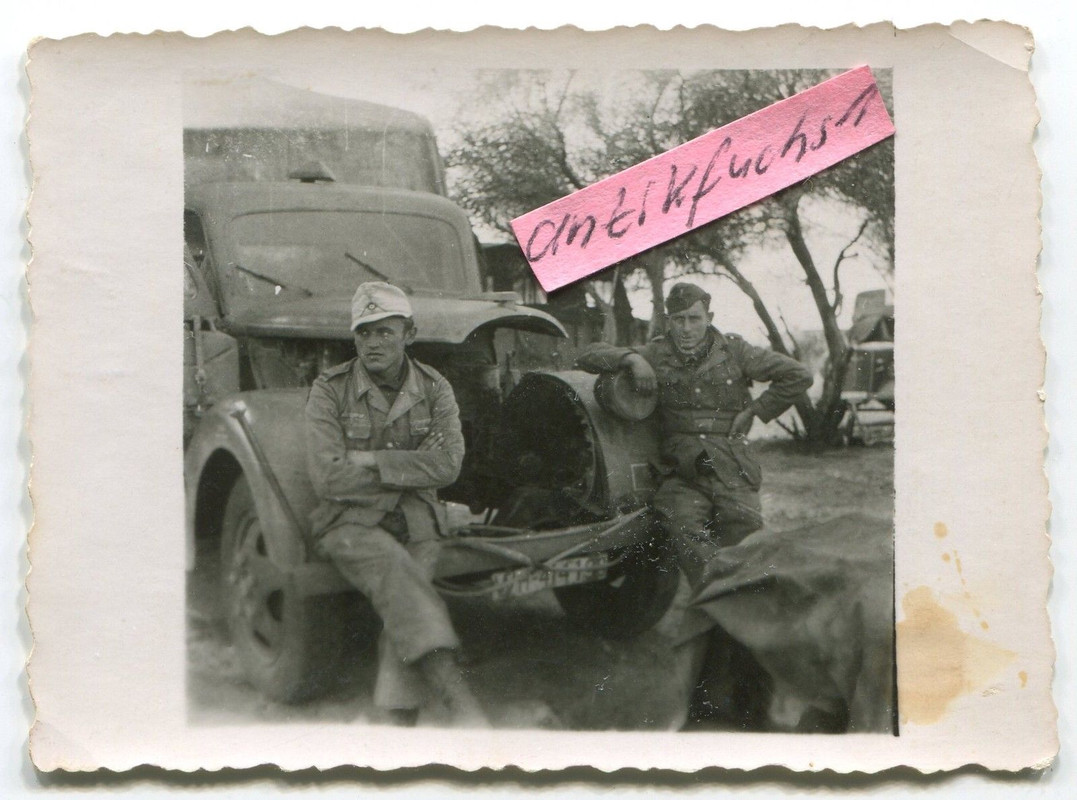 2 WH-Soldaten mit Beute-Militär-LKW in Afrika be