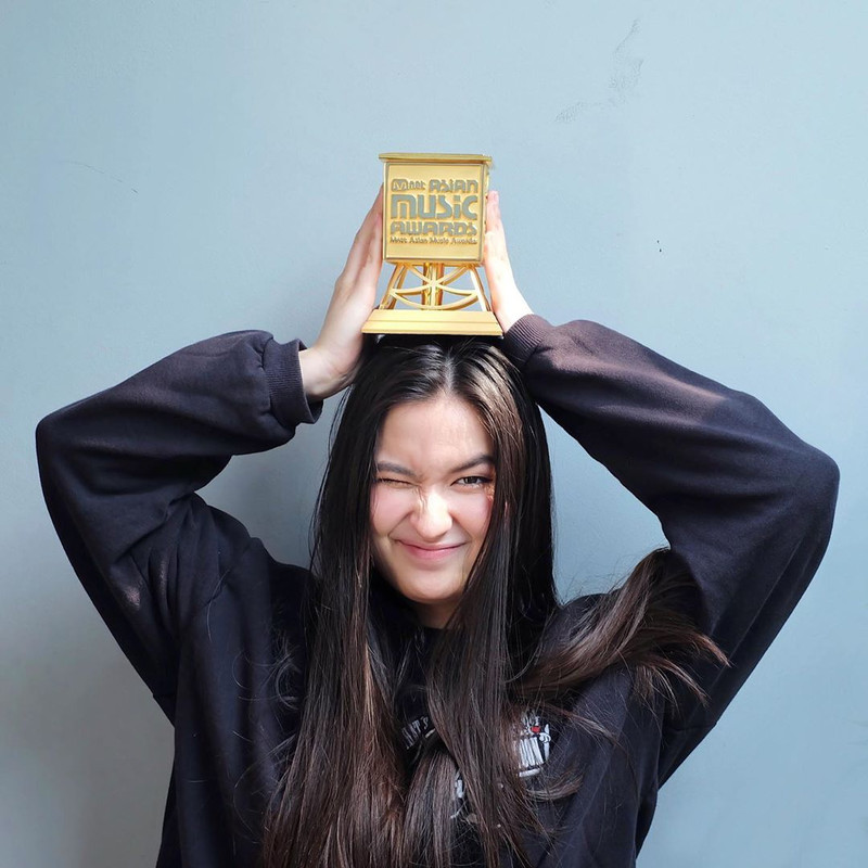 Stephanie Poetri membawa pulang piala Best New Asian Artist dalam MAMA 2019