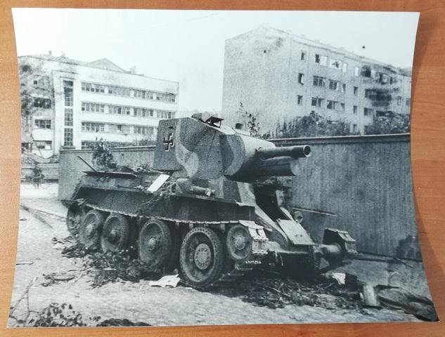 Выборг. Разбитый вражеский танк на бульваре Кутузова, 1944 г.