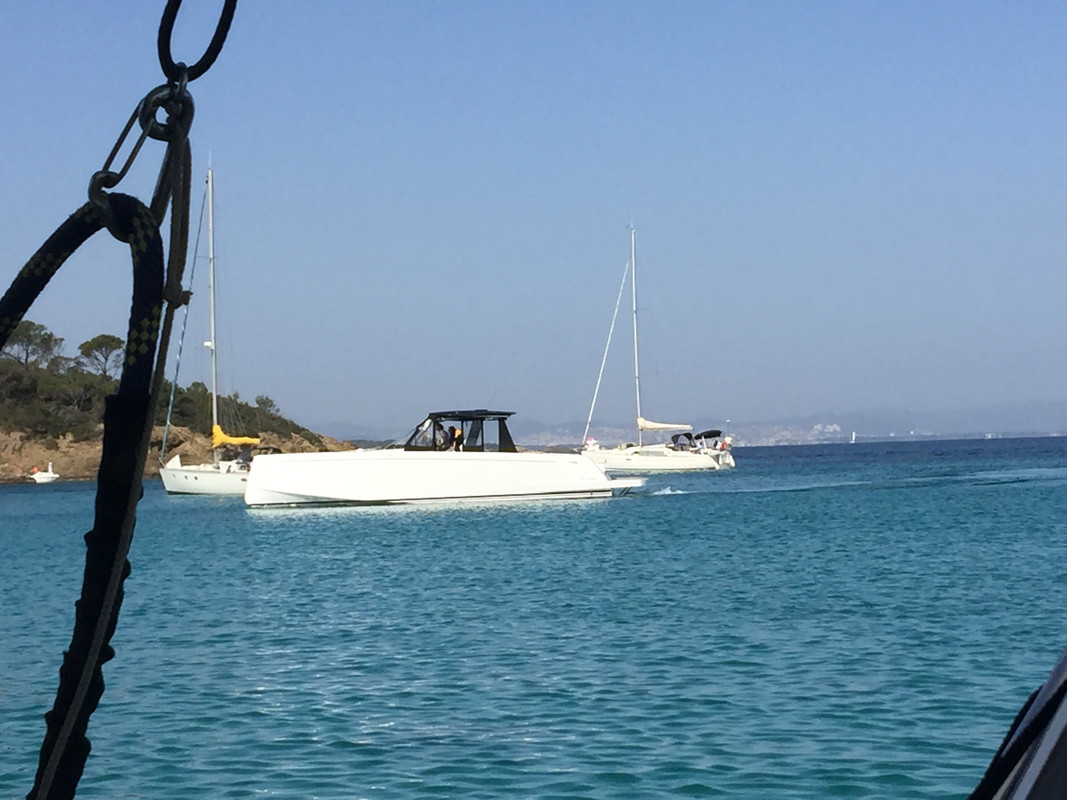 98010CF7-ED7F-41C0-BB71-CE555E9FA7AD