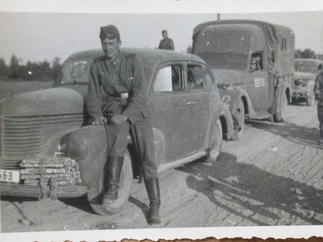 PKW Opel Kapitän   französischer Beute LKW Peuge