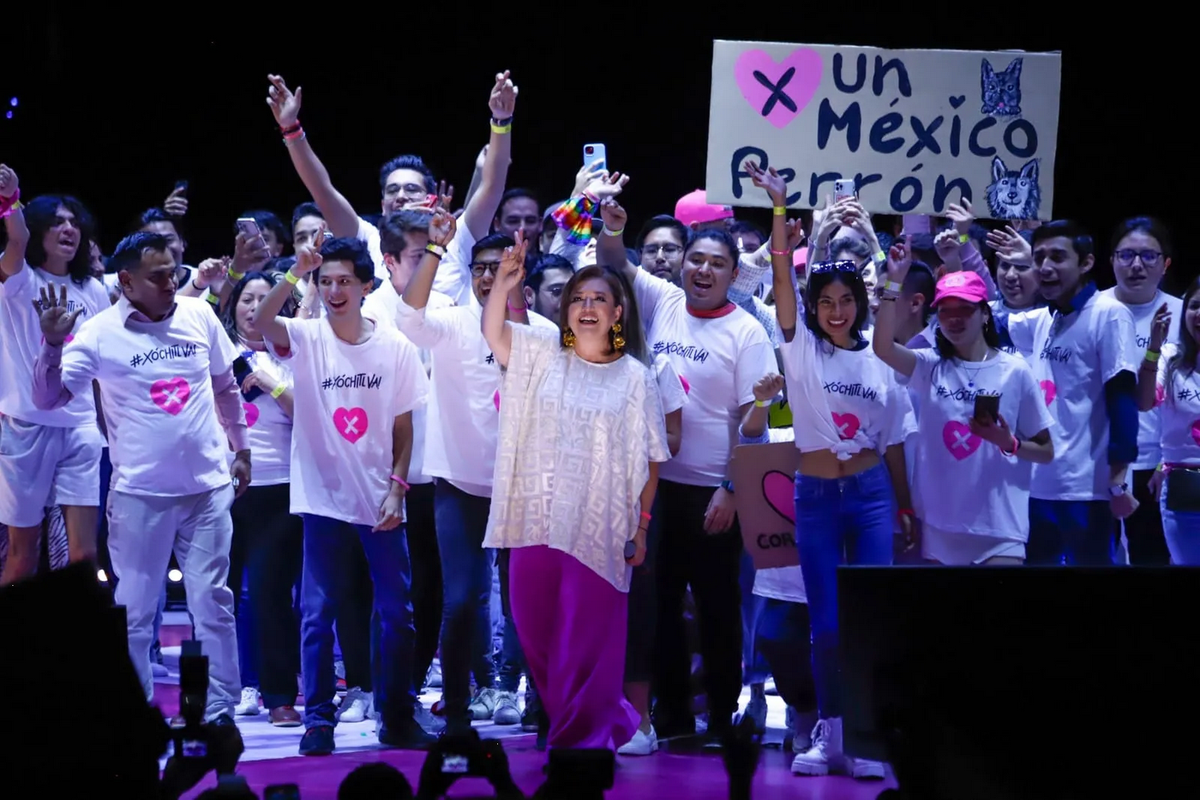 Xóchitl Gálvez acusa elección injusta y dispareja; se apoya del teleprompter 