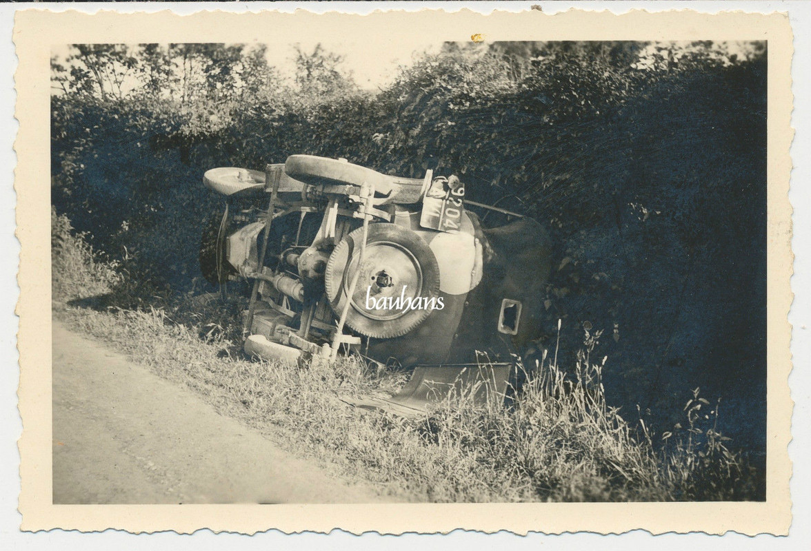 abgeschossener französischer PKW im Strassengrab