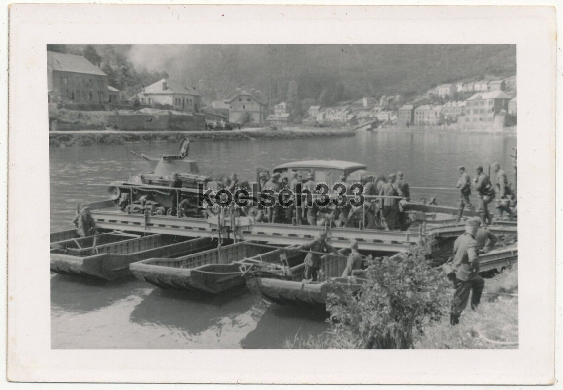 Foto Panzer 35(t) und LKW der Wehrmacht auf Ponton Fähre auf Kanal in Belgien