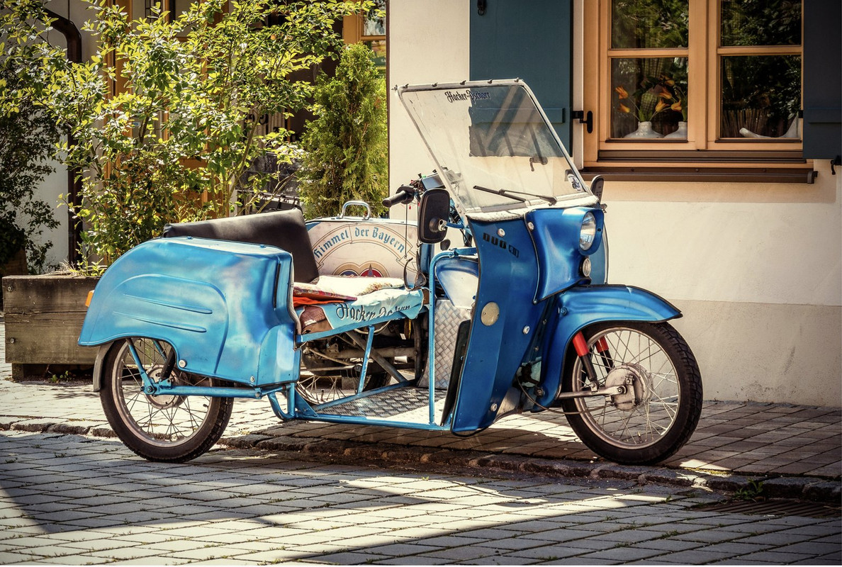 blue-moped-dis1.jpg