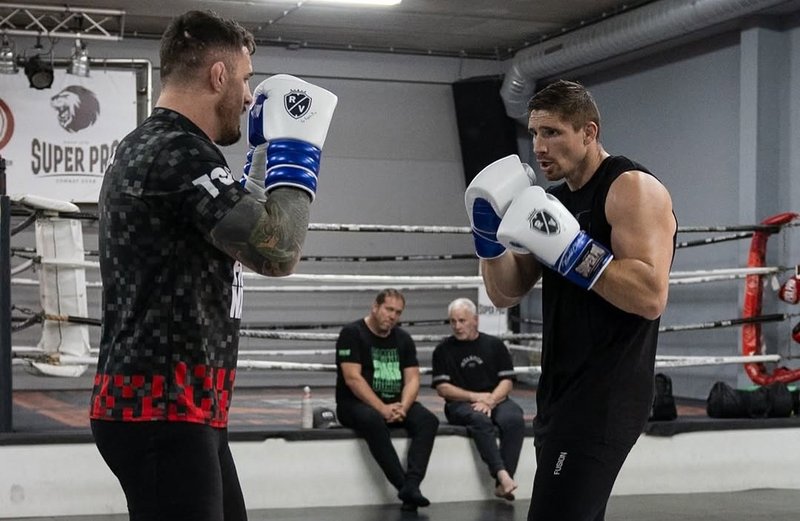 Рико Верхувен тренира с Том Аспинал за GLORY 100