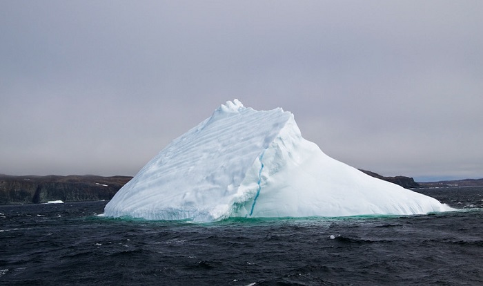 Ilustrasi gunung es di lautan.