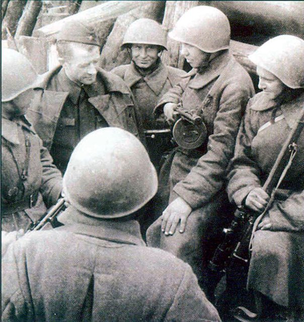 Mayor general Rodimtsev con sus soldados de la 13.ª División de Fusileros Guardias en Stalingrado. 1942