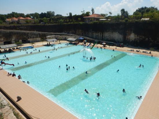 Kolam renang di tengah-tengah Bukit Jaddih
