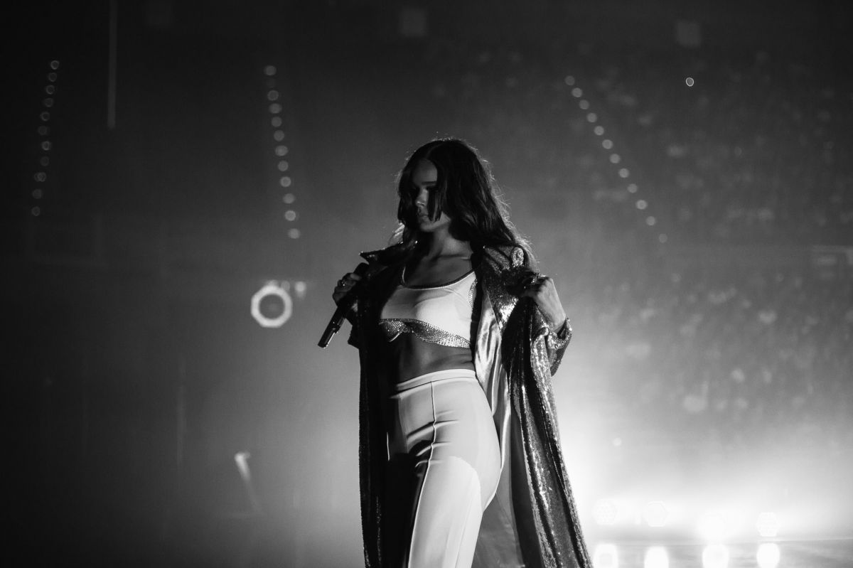 hailee-steinfeld-performs-at-katy-perry-s-witness-the-tour-in-bi