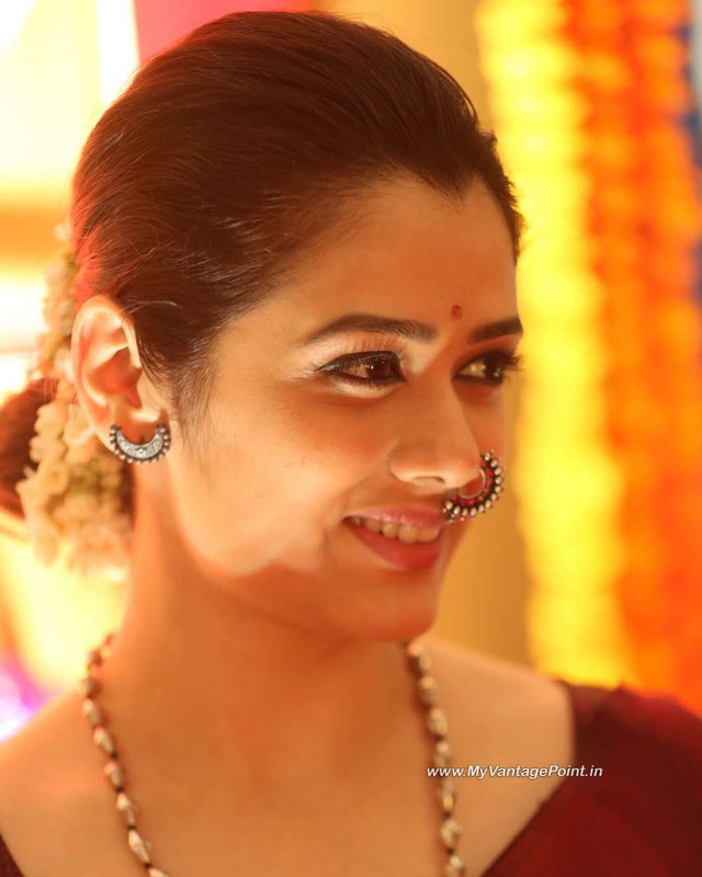 3-Marathi-Mulgi-Girija-Oak-Godbole-Photos-Wallpapers-in-Traditional-Look-My-Vantage-Point