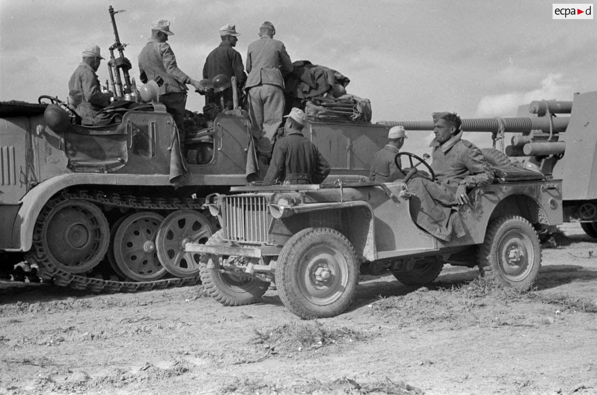Une jeep Bantam (40 BRC) capturée est utilisée par des artilleurs de la FlaK..2