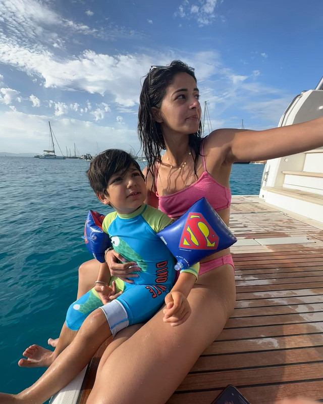 ananya-panday-with-kid