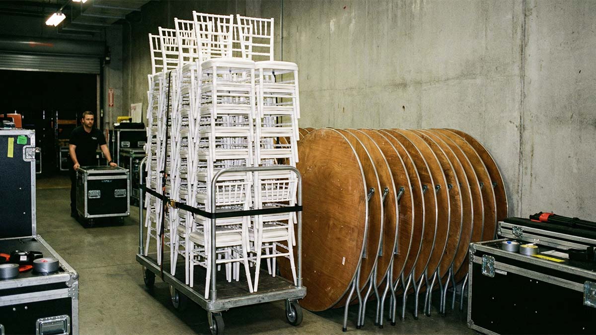 Компактное хранение: штабелируемые стулья и складные столы для мероприятий