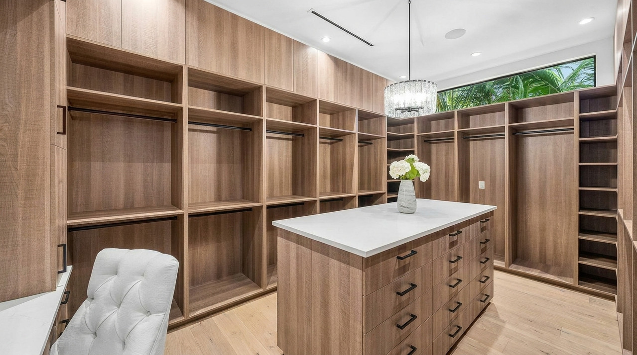 Contemporary Waterfront – Walk-in Closet