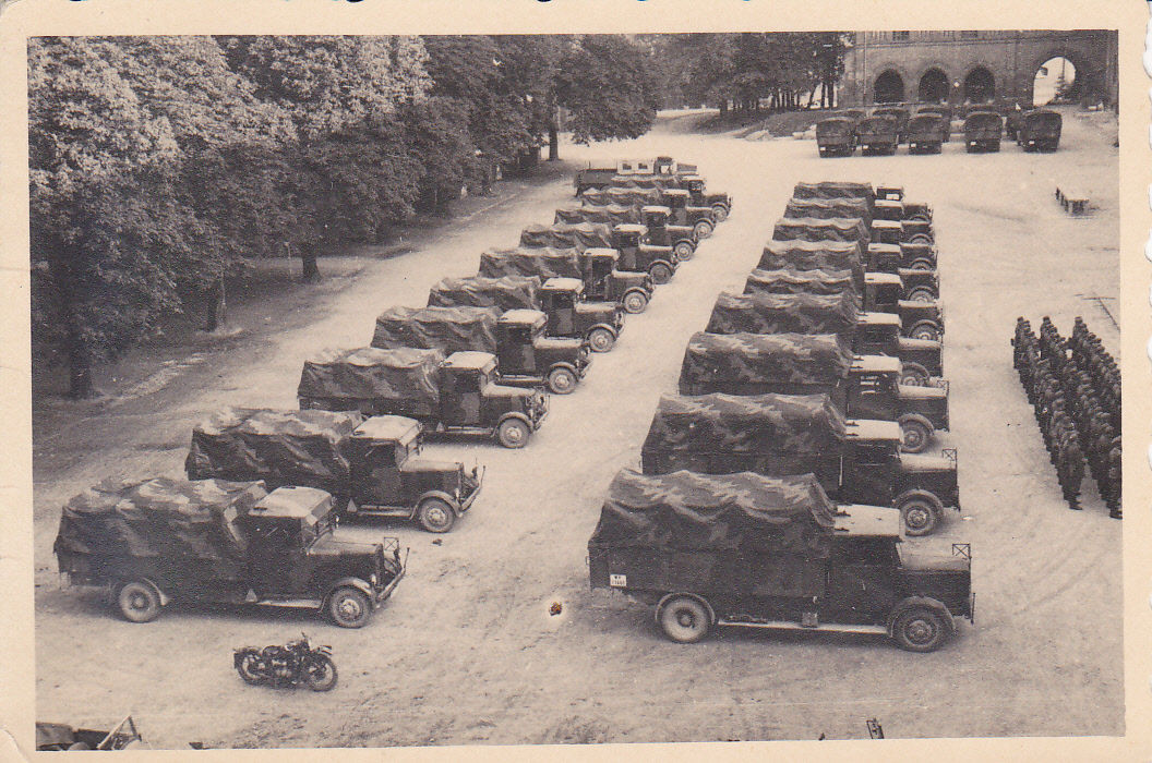frühes Foto, LKW der Wehrmacht, Aufstellung, Büs
