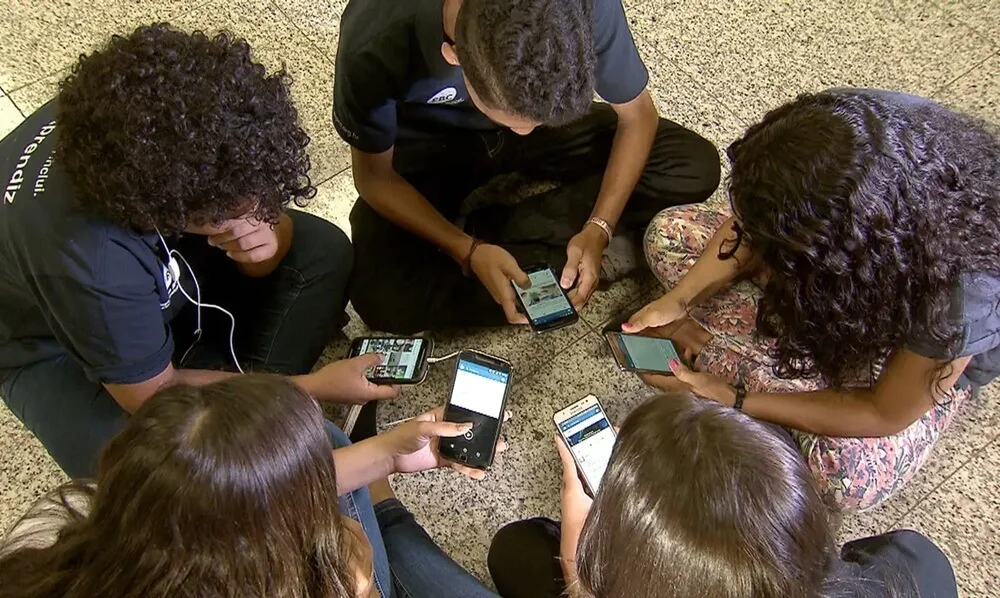 Uso de internet por adolescentes nas escolas cai de 51% para 37%