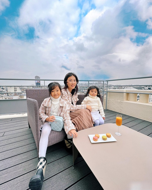 Sarwendah bersama Thalia dan Thania Onsu di Paris.