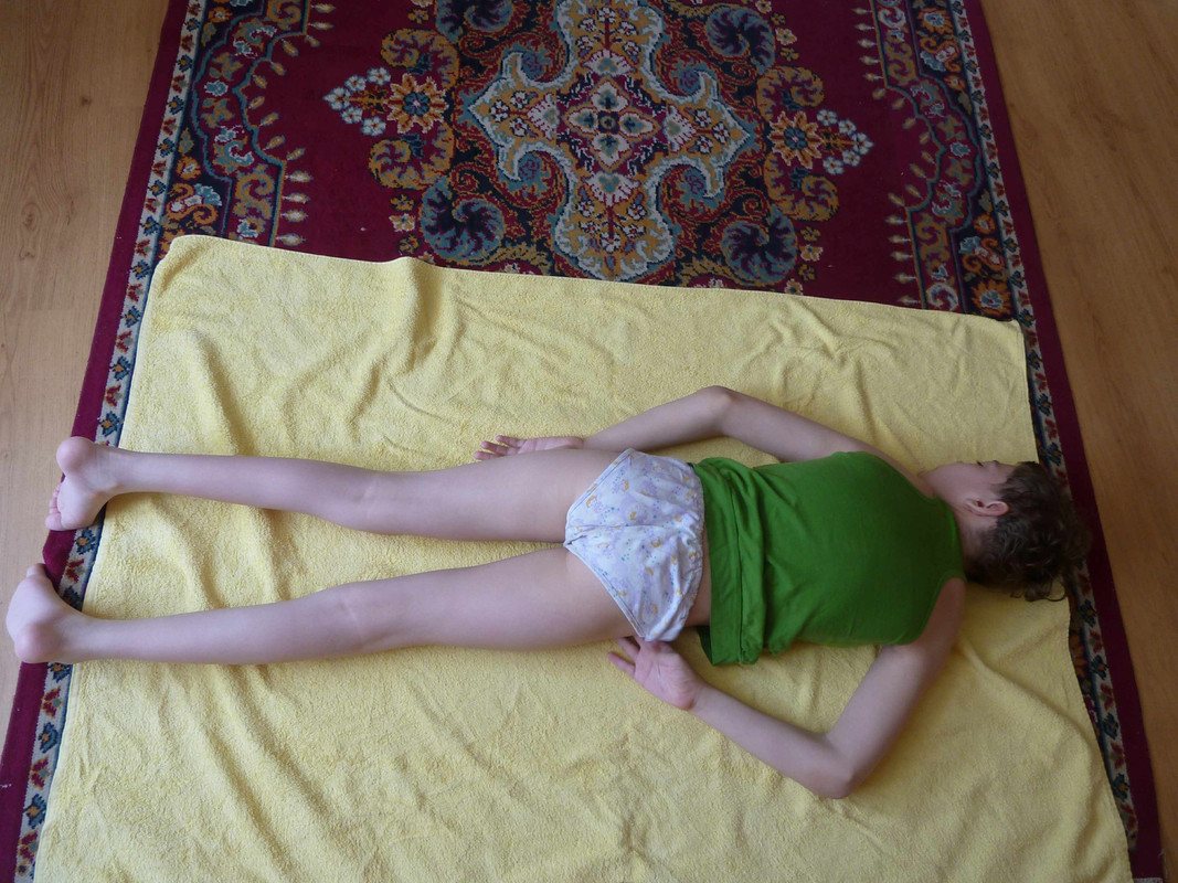 Максимально ровно на животе