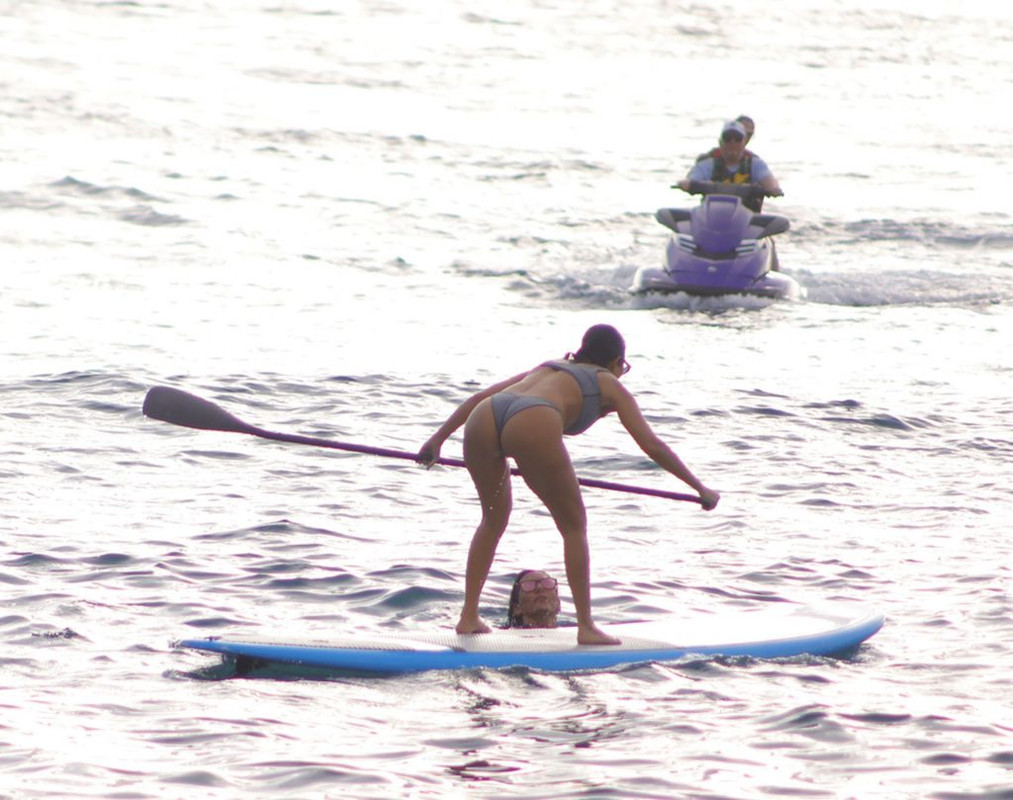 Kim-Kardashian-Kourtney-Kardash-UpskirtStars.Com(25)