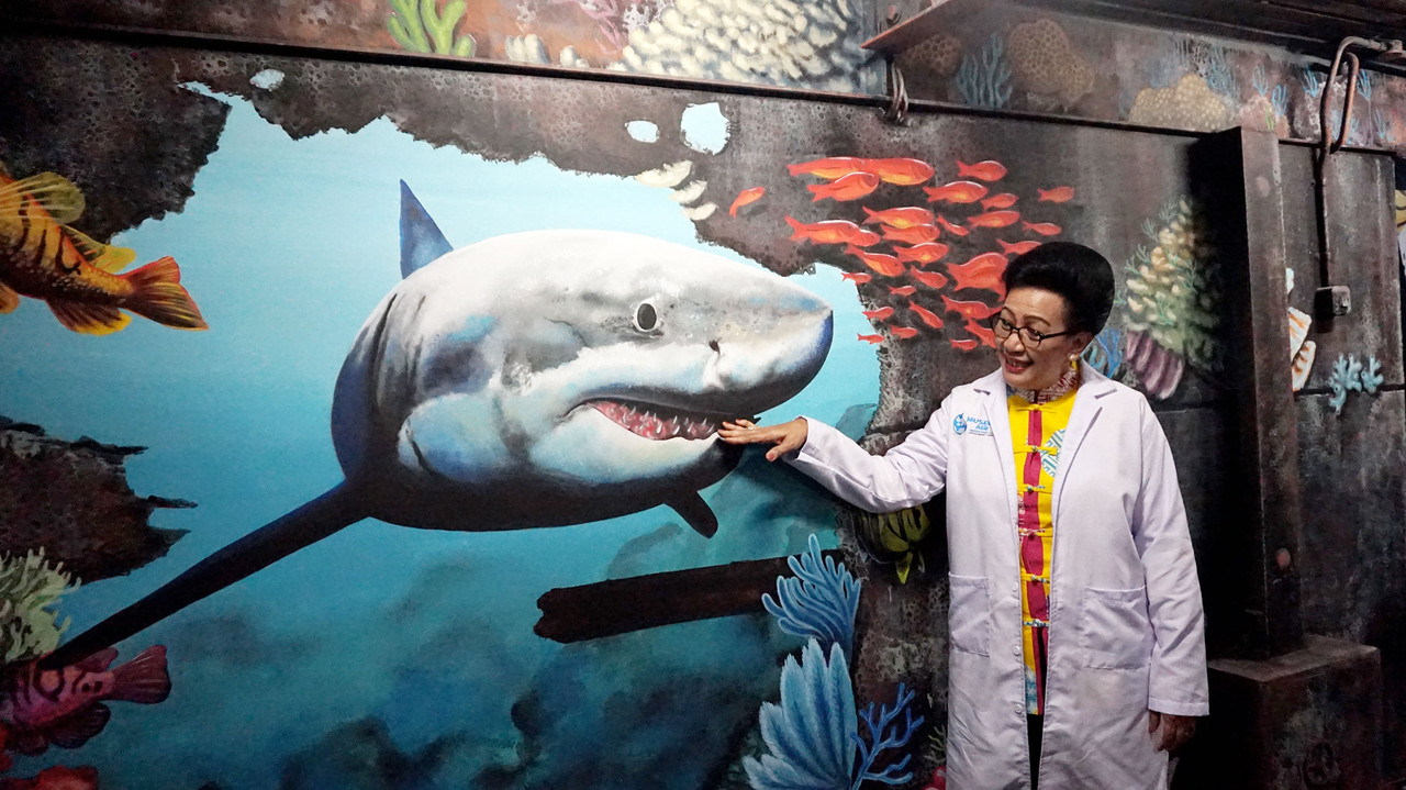 Berselfie-bersama-Hiu-di-Salah-Satu-Ruangan-3-Dimensi-Museum-Air.