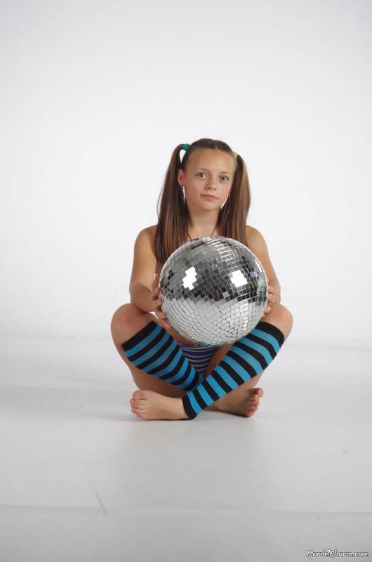MarvelCharm_Nika-Disco-Ball-051