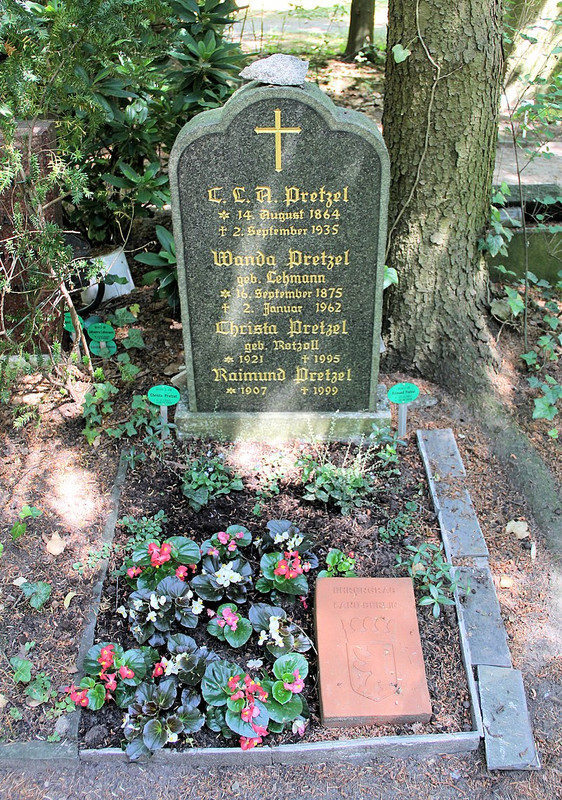 Ehrengrab_Thuner_Platz_2-4_(Lichtf)_Raimund_Pretzel_Sebastian_Haffner