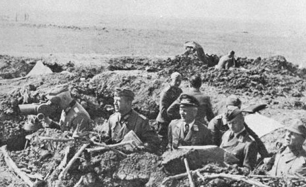 Manstein observando por un telémetro junto al general de la Luftwaffe von Richthofen, en el centro de la imagen. Crimea, mayo de 1942