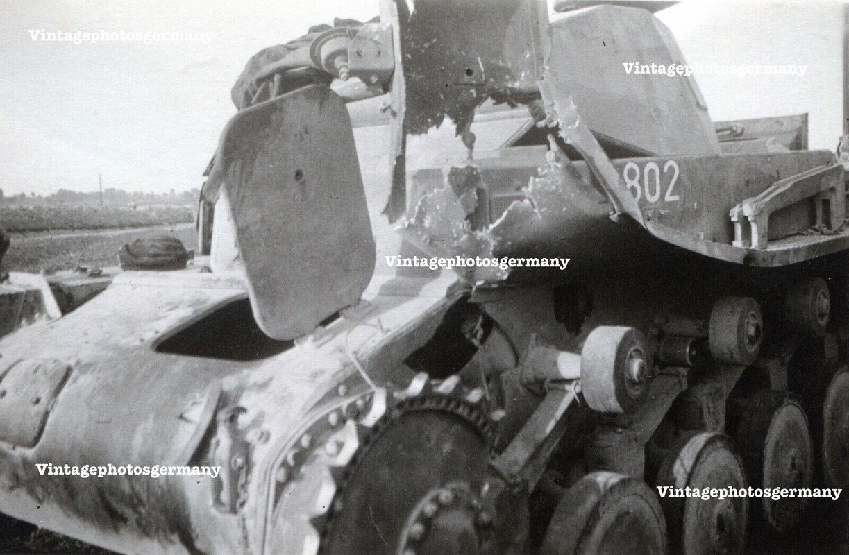 K9620 Foto deutscher Panzer 2 Panzer - Regiment 33 Turmnummer 802 Kampfschaden (1)