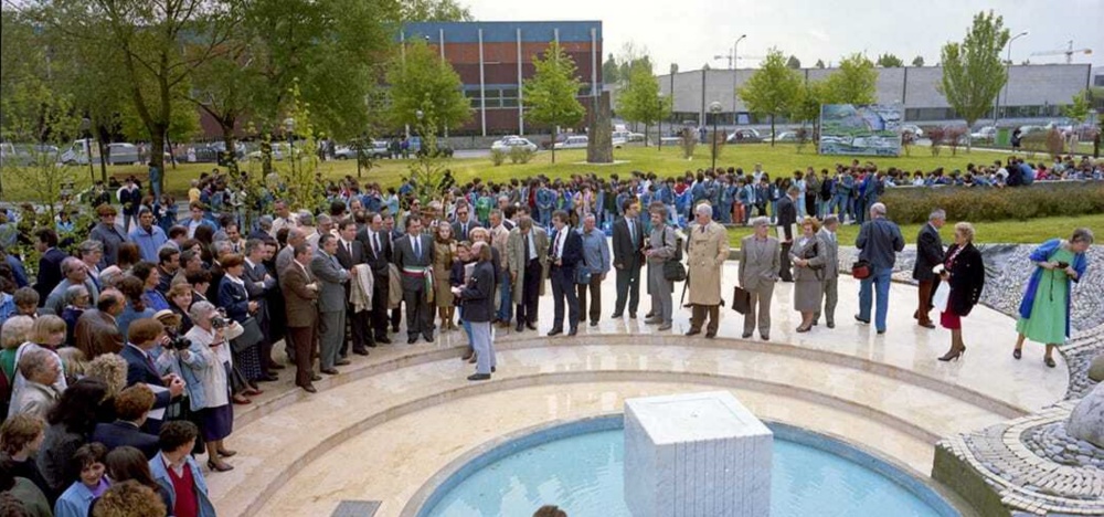 Ravenna-30-aprile-1988-inaugurazione-Parco-della-Pace-Claude-Rahir-illustra-la-sua-opera