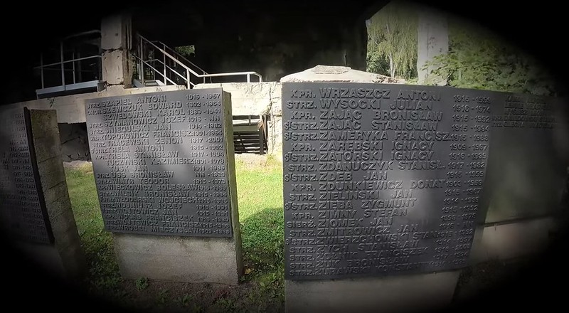 Placas con los nombres de los soldados que defendieron Westerplatte. Los defensores tuvieron 15 muertos y 40 heridos